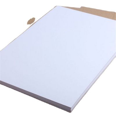 最も売れているA4紙 75 80 GSM ジャンボロール 45% 表面光り 88% 印刷光り