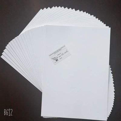 高光度の木質パルスカオリナイトコーティング材料で作られた