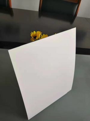 700*1000mm サイズでコーティングされたアートボード紙 包装用リサイクル木質パルスから製造