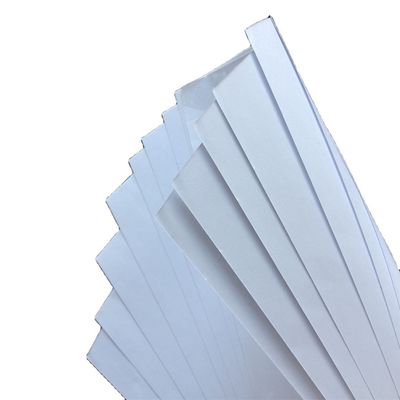 高品質の木質パルスから作られた雑誌用 塗装された光り輝く美術用紙
